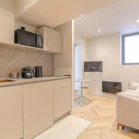 Appartement Contemporain Avec Terrasse Ensoleillee